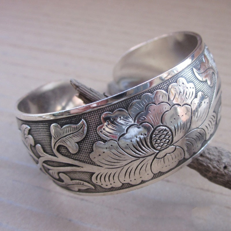 At Auction: TIBETAN SILVER ASIAN STAMPED CLOVER BANGLE